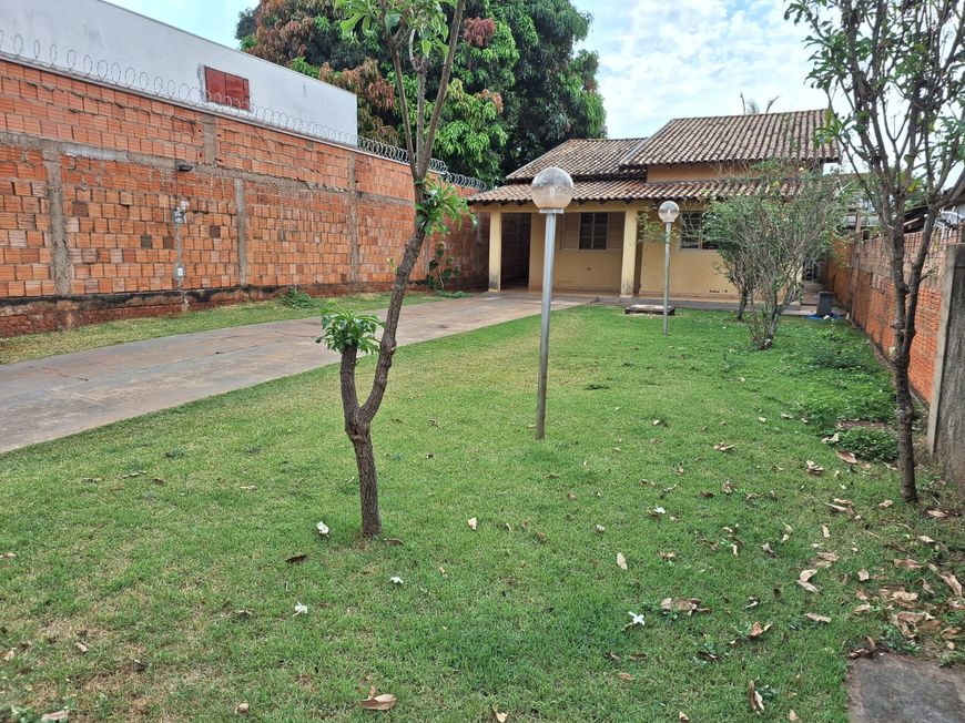 Casa térrea ótima localização ao lado da Orla Morena medindo 10x40, com amplo espaço no Quintal