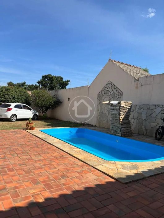 CASA COM EXCELENTE ESPAÇO E PISCINA