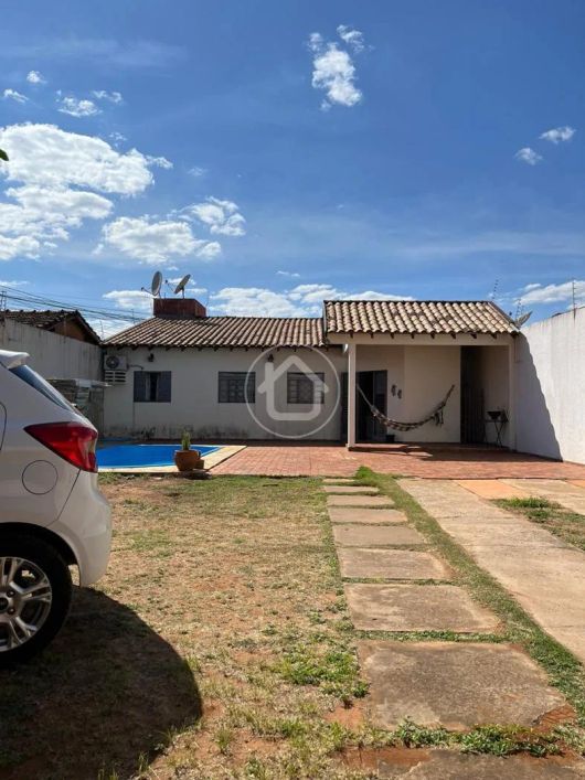 CASA COM EXCELENTE ESPAÇO E PISCINA