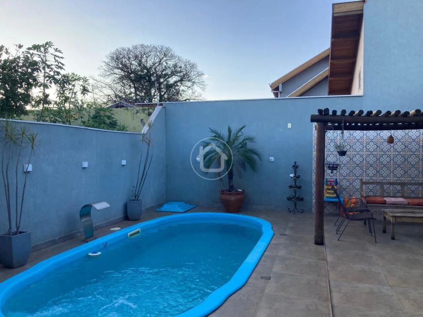 CASA COM 3 DORMITÓRIOS E PISCINA NO TIRADENTES
