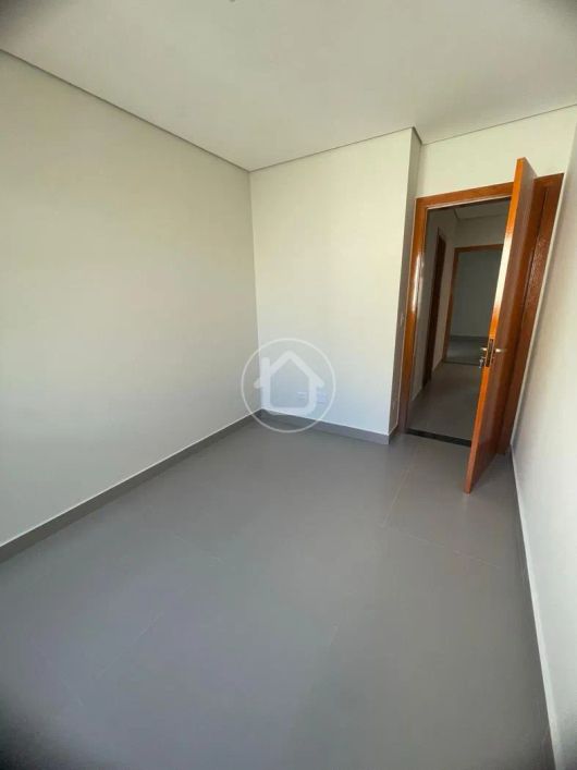 CASA NOVA COM 03 DORM. E PISCINA.