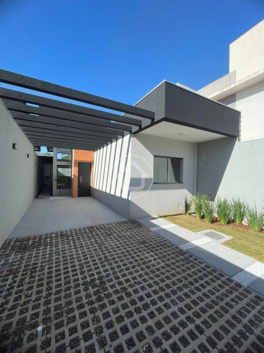 CASA NOVA COM 03 DORM. E PISCINA.