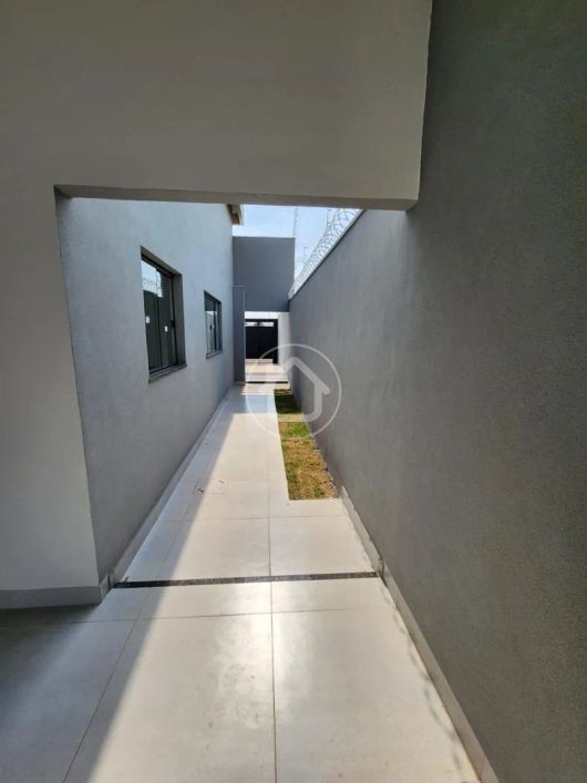 CASA COM 03 QUARTOS SENDO 01 SUÍTE