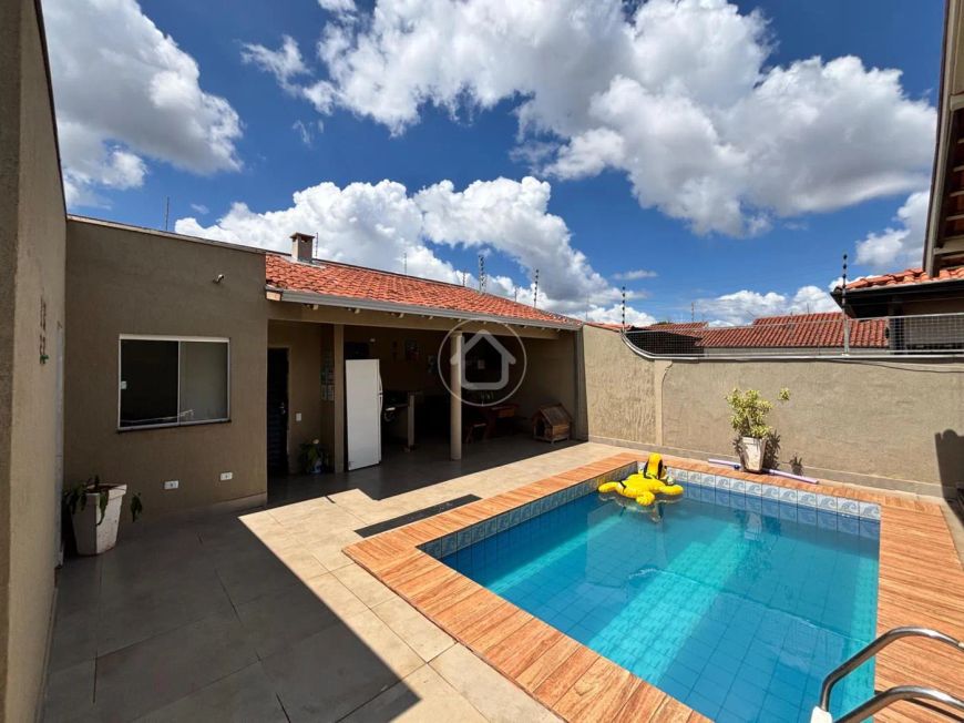 CASA COM 3 QUARTOS E PISCINA.