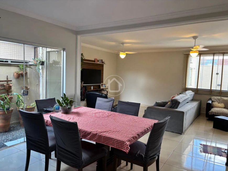 CASA COM 3 QUARTOS E PISCINA.