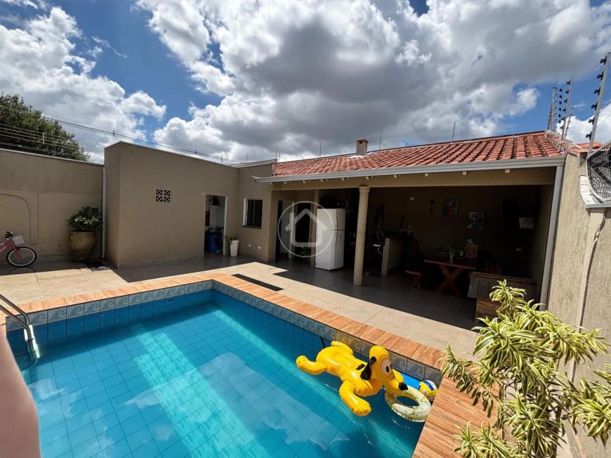 CASA COM 3 QUARTOS E PISCINA.