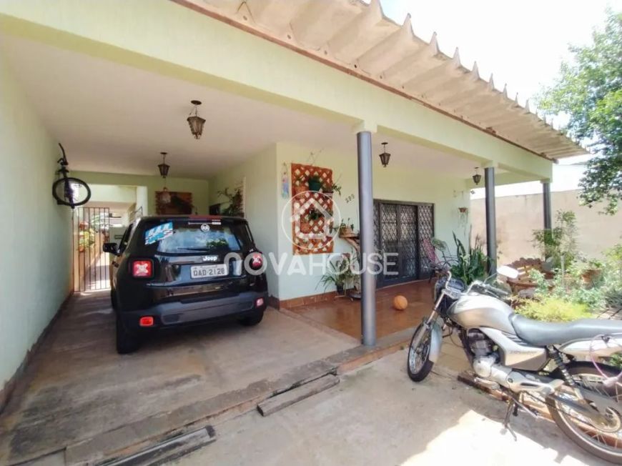 CASA AMPLA COM APTIDÃO COMERCIAL