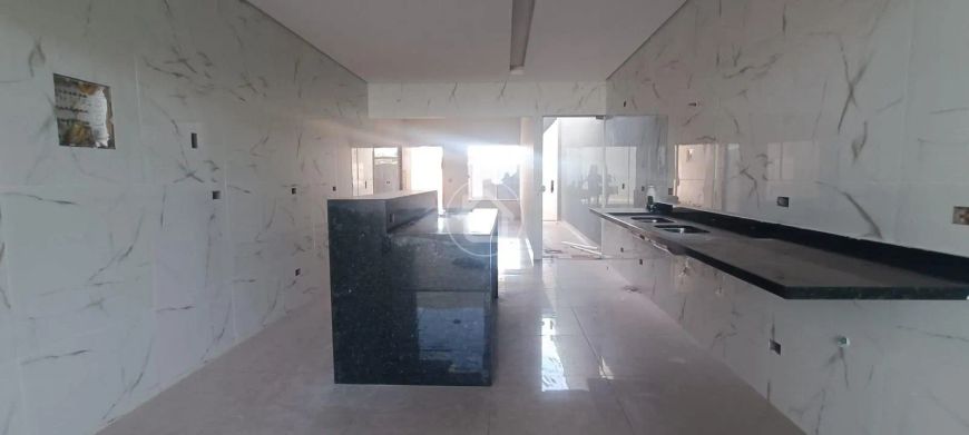 CASA NOVA COM 3 SUÍTES E PISCINA.