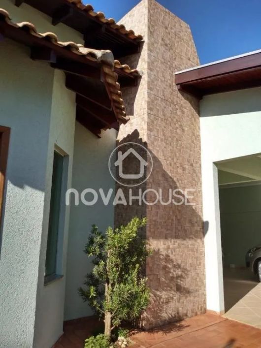CASA ACONCHEGANTE NO VILAS BOAS! LINDO ESPAÇO CONSTRUÍDO, E ESPAÇO AMPLO PARA CONSTRUÇÃO DE ÁREA GOU