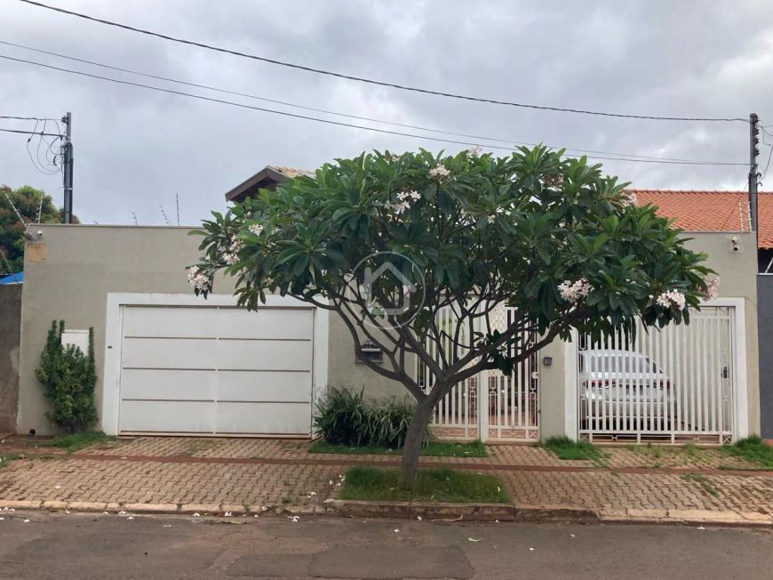 CASA COM 3 SUÍTES E MEZANINO PARA ESCRITÓRIO