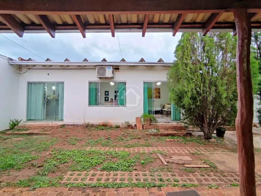CASA COM AREA DE LAZER
