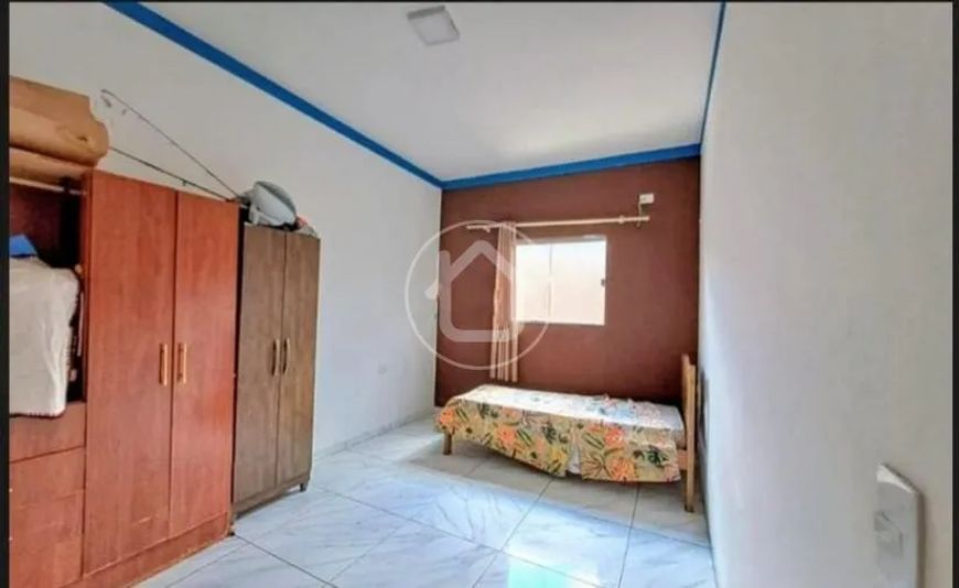 AMPLA CASA TÉRREA COM 2 QUARTOS E PISCINA.