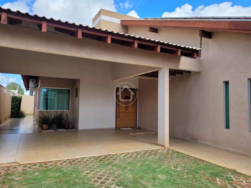 CASA COM 03 SUÍTES