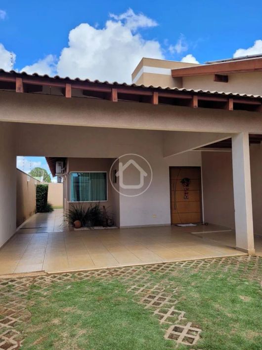 CASA COM 03 SUÍTES