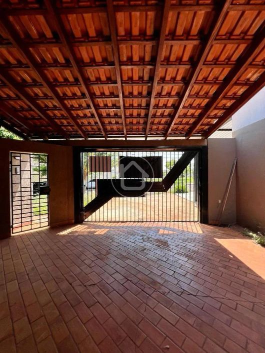 CASA COM 02 QUARTOS E 01 SUITE MASTER