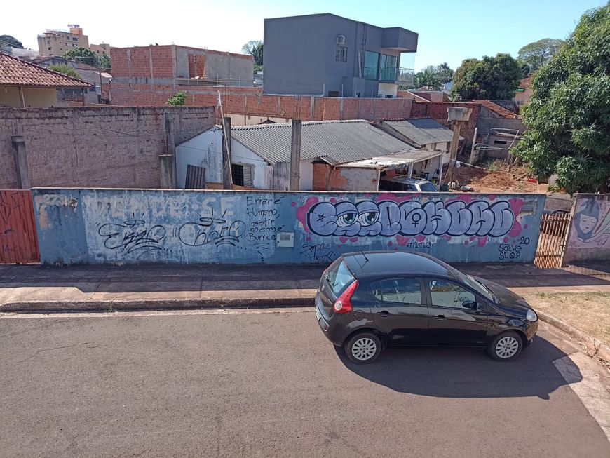 Lote/Terreno próximo a Orla Morena com duas casas