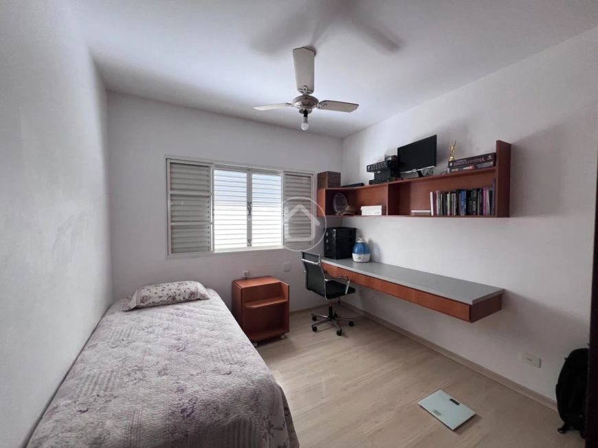 CASA COM 4 DORMITÓRIOS SENDO UMA SUÍTE