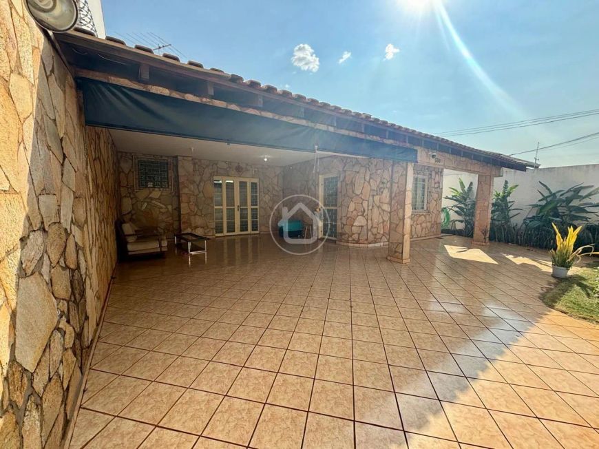 CASA TERREA COM MEZANINO, 05 QUARTOS E PISCINA
