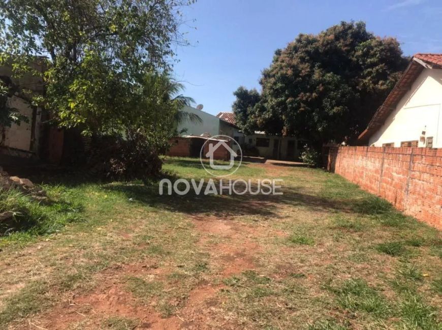 TERRENO DE 600 M² COM EXCELENTE LOCALIZAÇÃO.