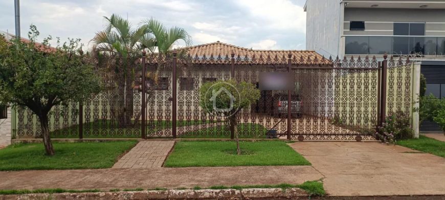 CASA AMPLA COM 3 QUARTOS - VILA SOBRINHO