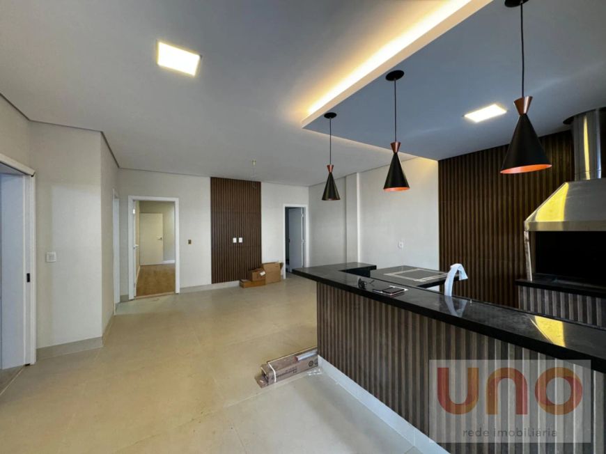 Casa Luxuosa para venda 230M² em Vila do Polones, 3 Suítes, 4 Vagas por R$1.9M - Imóveis Residenciai