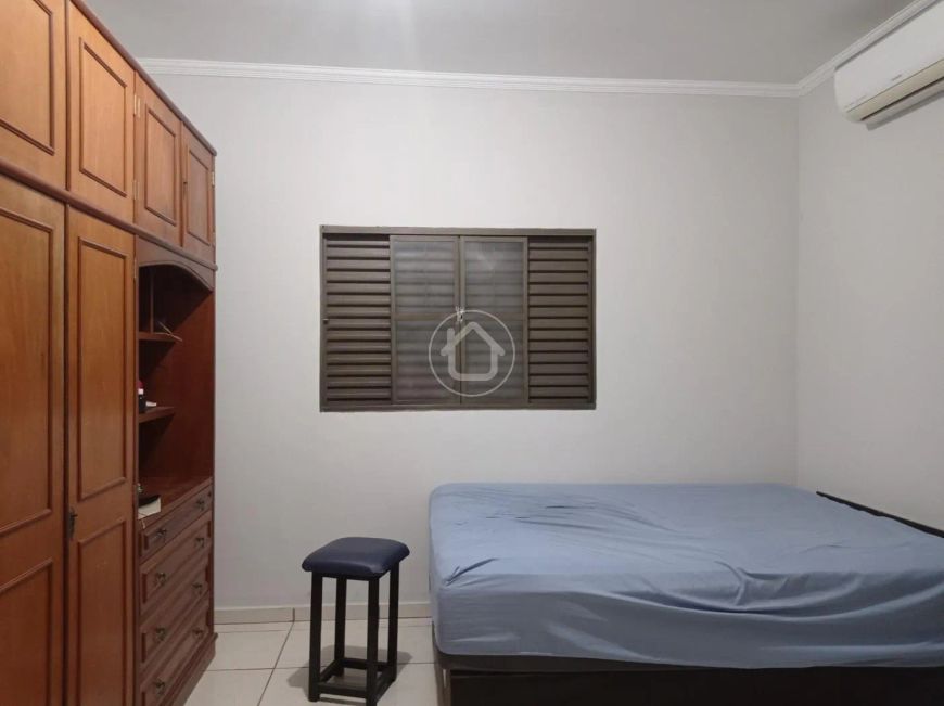CASA DE 3 QUARTOS COM MUITO QUINTAL.