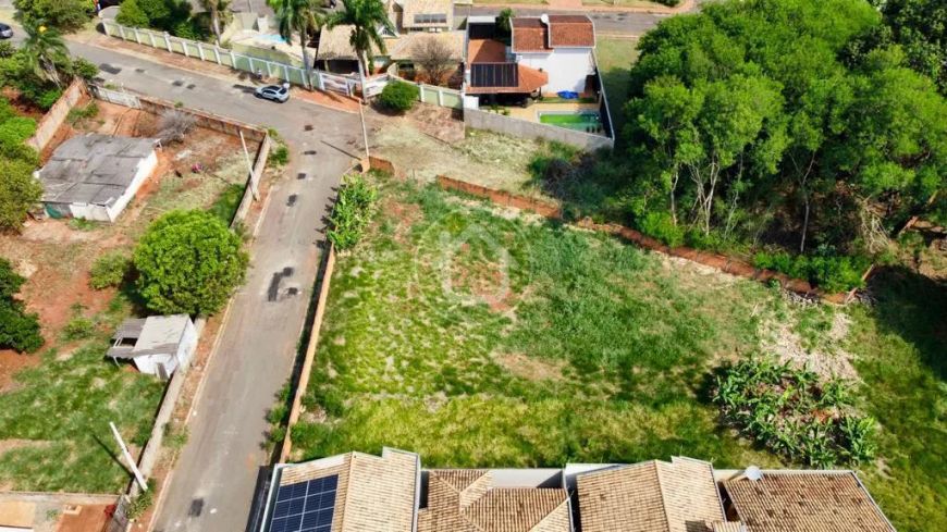 TERRENO DE ESQUINA COM 626 M² NO JARDIM TV MORENA