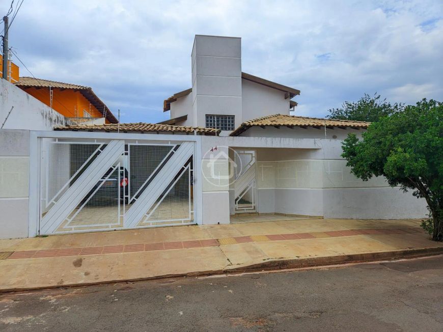 CASA COM MEZANINO E AMPLO QUINTAL NO CARANDÁ BOSQUE