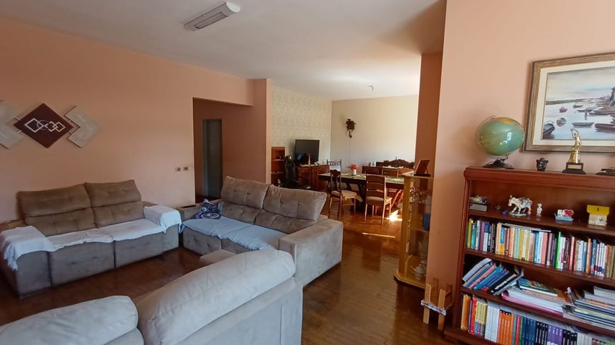 2 Casas térreas - Terreno 810 m²