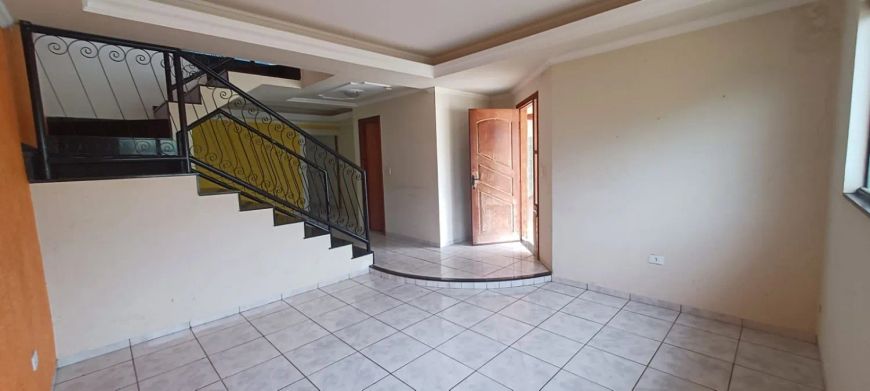 Sobrado com potencial de reforma para venda, no bairro Carandá Bosque, em Campo Grande
