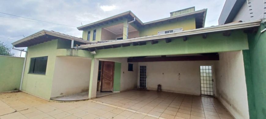 Sobrado com potencial de reforma para venda, no bairro Carandá Bosque, em Campo Grande