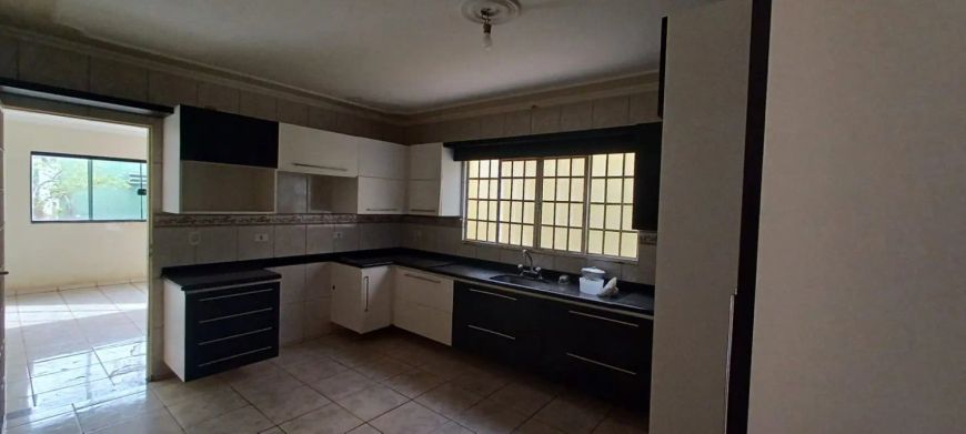 Sobrado com potencial de reforma para venda, no bairro Carandá Bosque, em Campo Grande