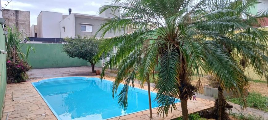 Sobrado com potencial de reforma para venda, no bairro Carandá Bosque, em Campo Grande