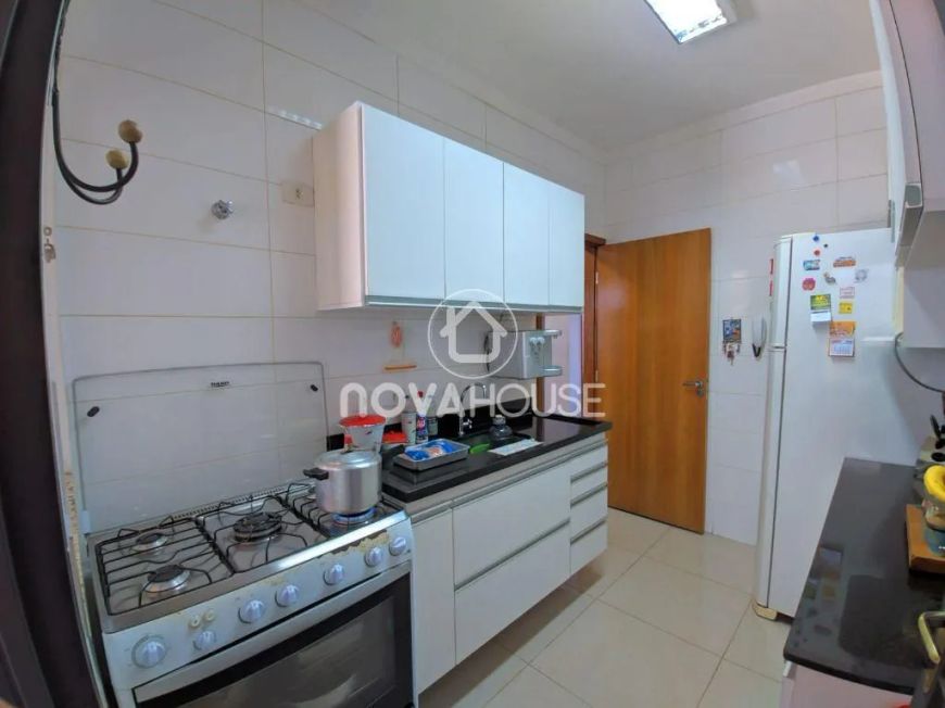 BELO SOBRANDO COM AMPLO JARDIM E SUÍTE COM SACADA NA VILA MARGARIDA