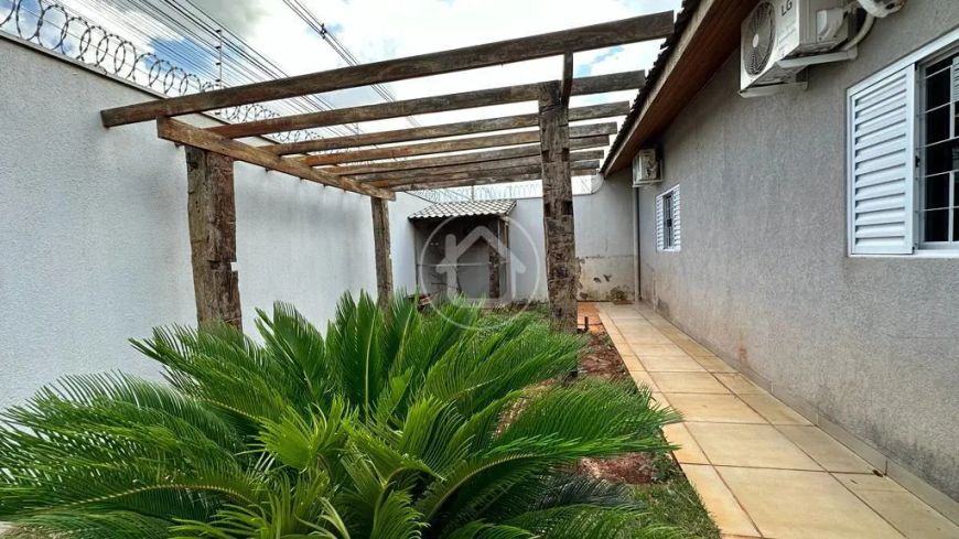 CASA COM CONVENIÊNCIA E DUAS SALAS COMERCIAIS