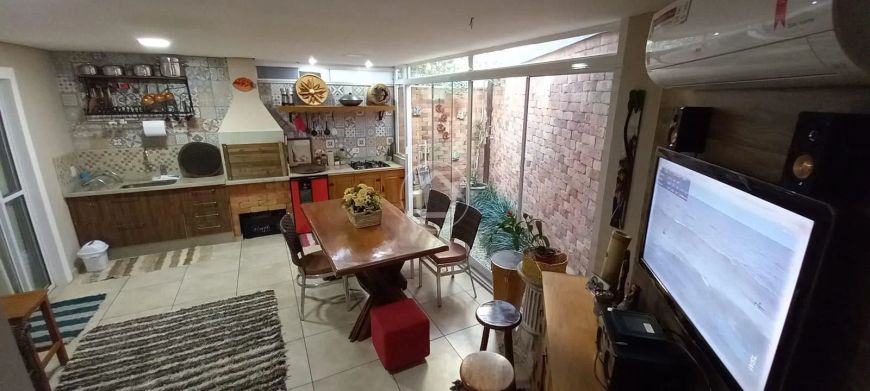 SOBRADO COM ÓTIMO ESPAÇO GOURMET