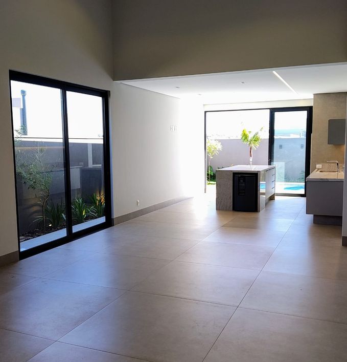 Linda casa térrea no Alphaville Campo Grande III, com piscina aquecida e rica em planejados.