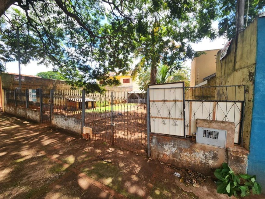TERRENO COM CASA P/ DEMOLIÇÃO - OTIMA LOCALIZAÇÃO