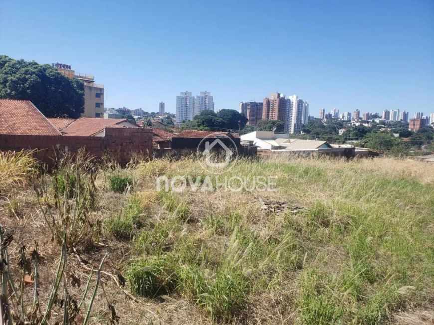 ÁREA PRONTA PRA CONSTRUIR, PRÓXIMA AO CENTRO