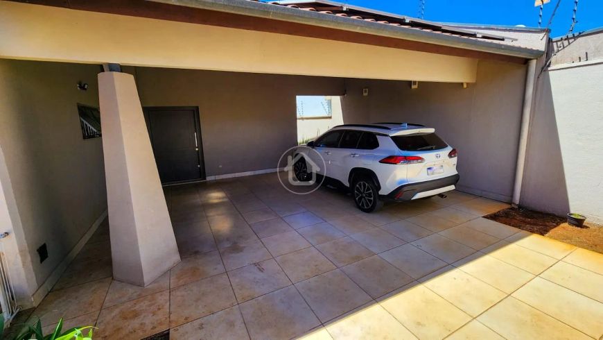 CASA COM 3 SUÍTES E PISCINA