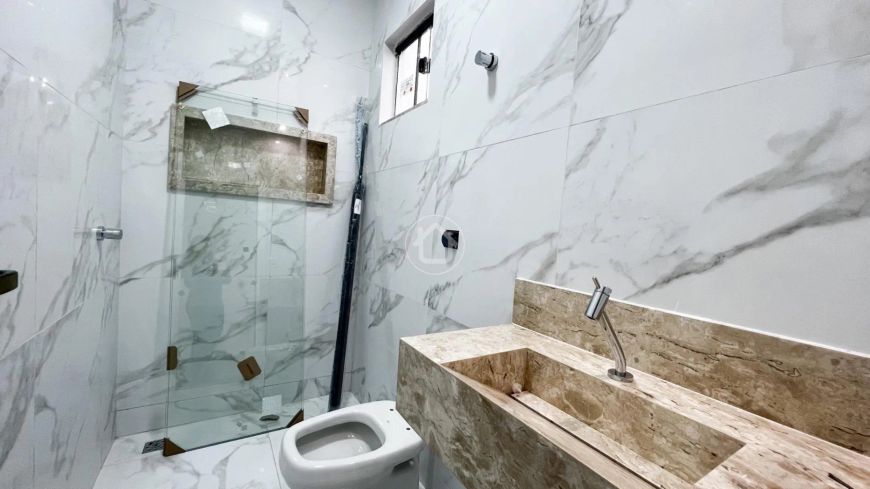 CASA COM 3 QUARTOS SENDO 1 SUITE E PISCINA