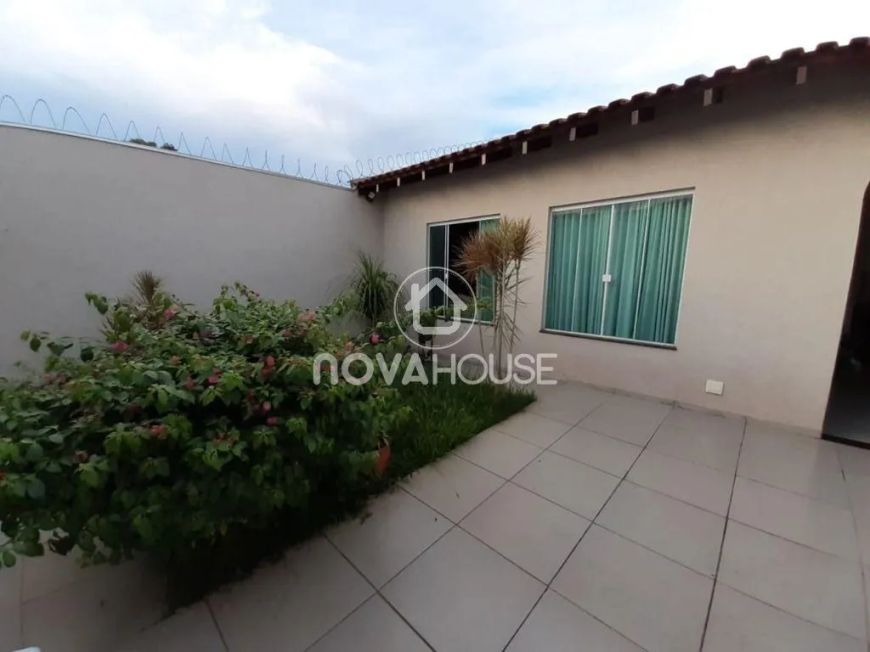 CASA COM 3 DORMITÓRIOS