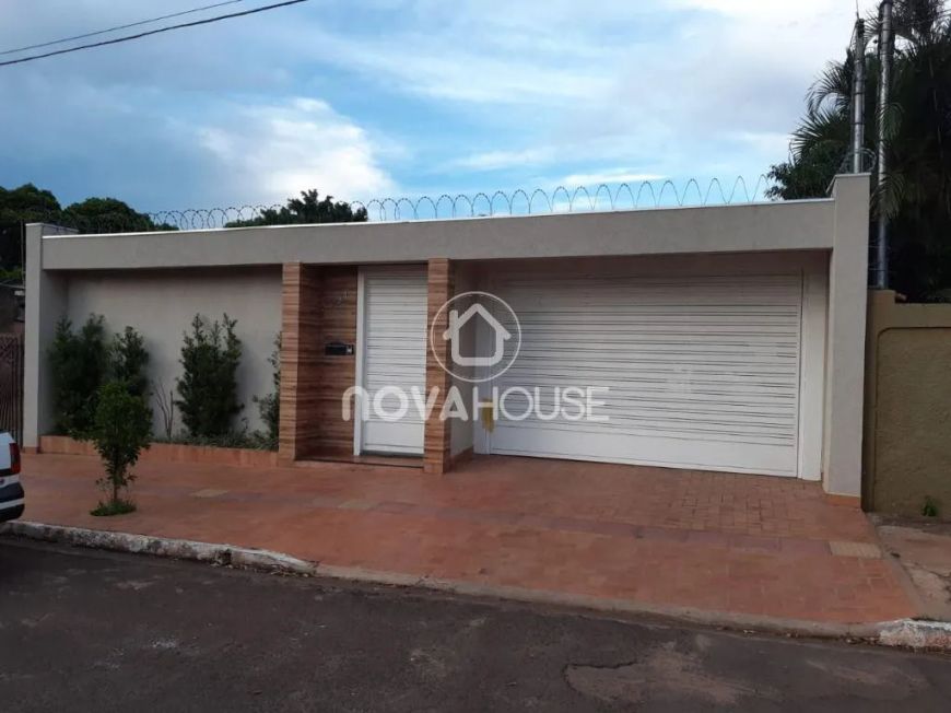 CASA COM 3 DORMITÓRIOS