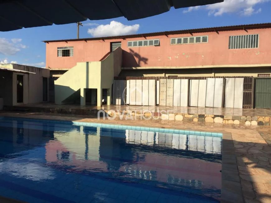 PRÉDIO COM CAMPO DE FUTEBOL E PISCINA À VENDA