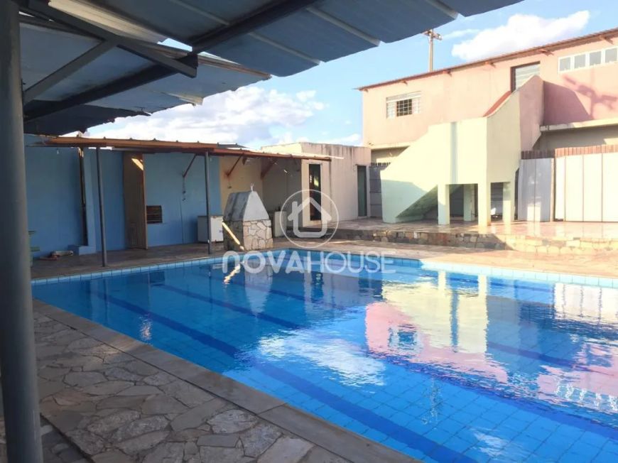 PRÉDIO COM CAMPO DE FUTEBOL E PISCINA À VENDA