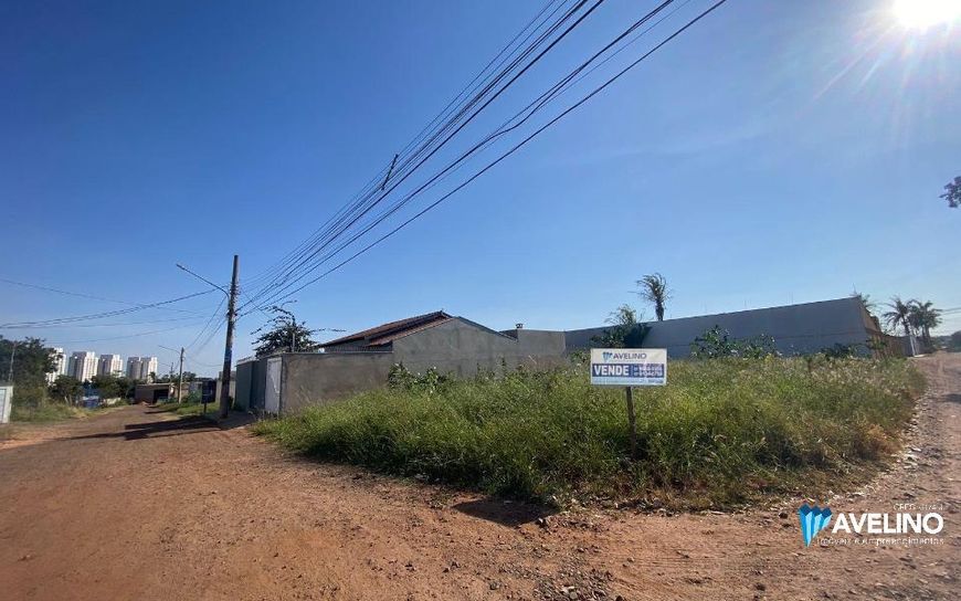 Terreno de esquina, medindo 15 por 30, próximo ao asfalto.