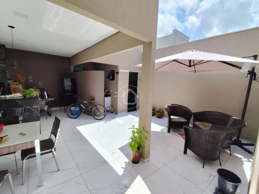 CASA COM 03 DORMITÓRIOS - PORTEIRA FECHADA