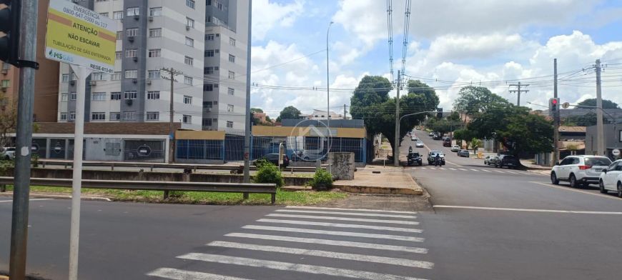 TERRENO COM 752,74 M EM ESQUINA NO CENTRO!