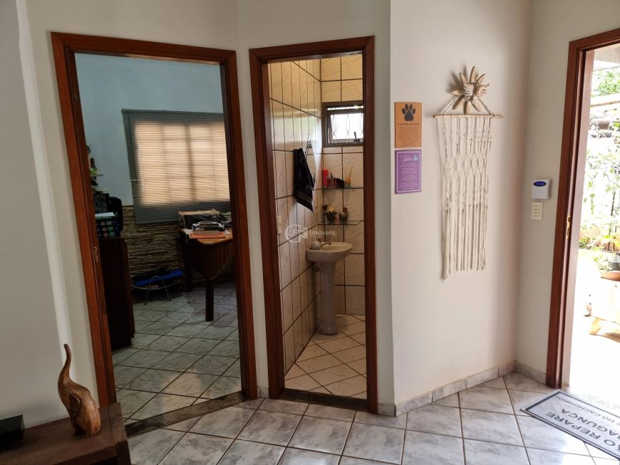 Linda casa com área gourmet e piscina