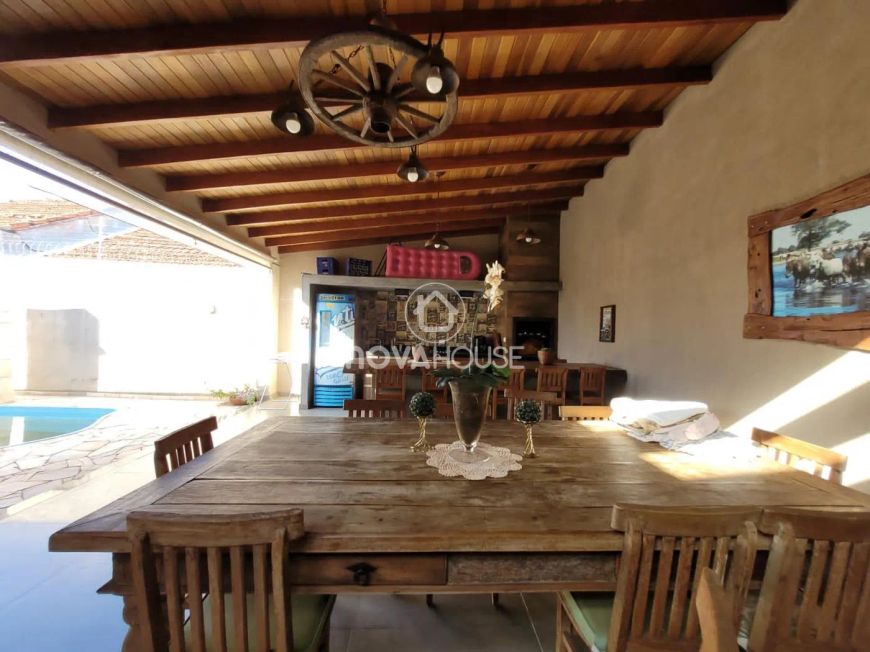 CASA COM 3 QTOS SENDO UMA SUÍTE
